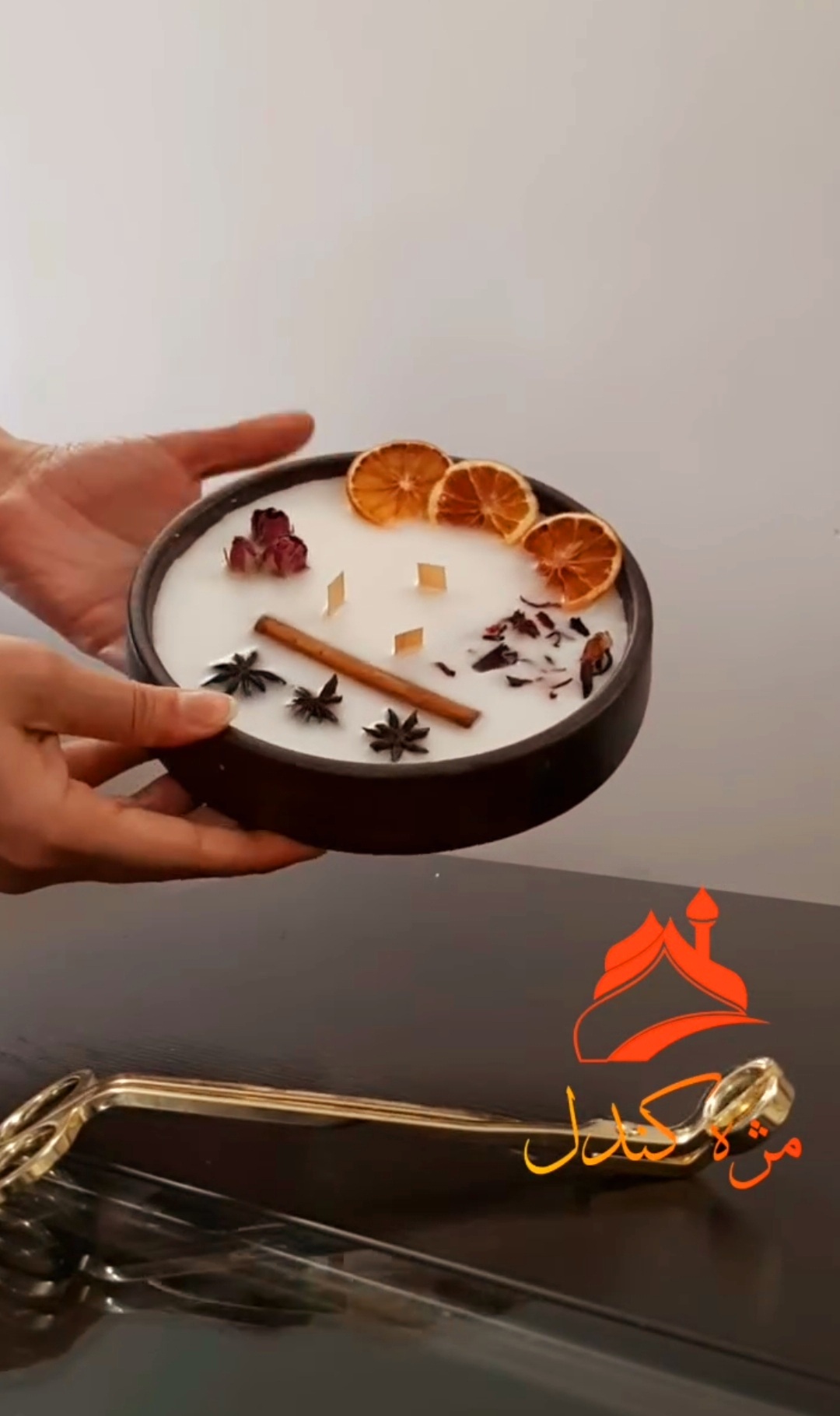 شمع سنگی آروما تراپی با ظرف سنگی طرح چوب با تزئین بادیان،دارچین،پرتقال،گل و چای